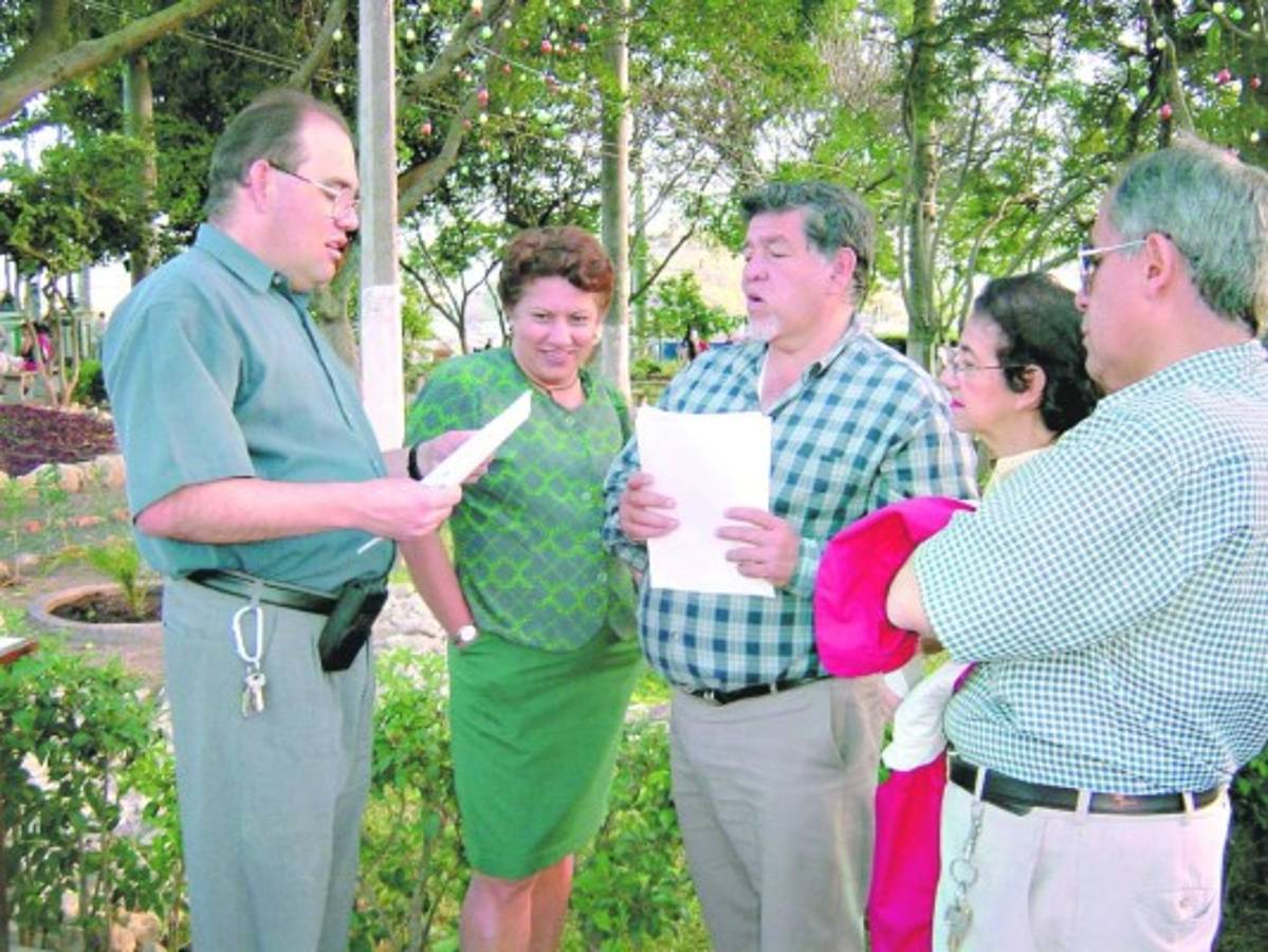 Enrique Ponce Garay entre libros, cine y amigos