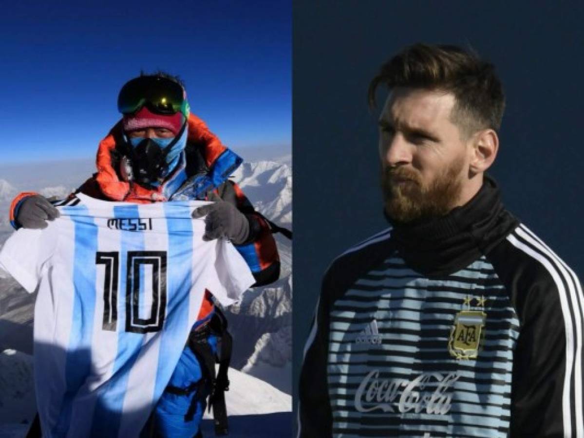 Alpinista pone a 'Messi' en la cima del Everest