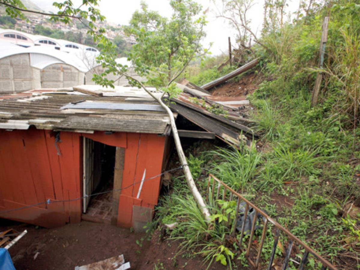 Alerta por deslizamiento en La Fraternidad tras 30 minutos de lluvia