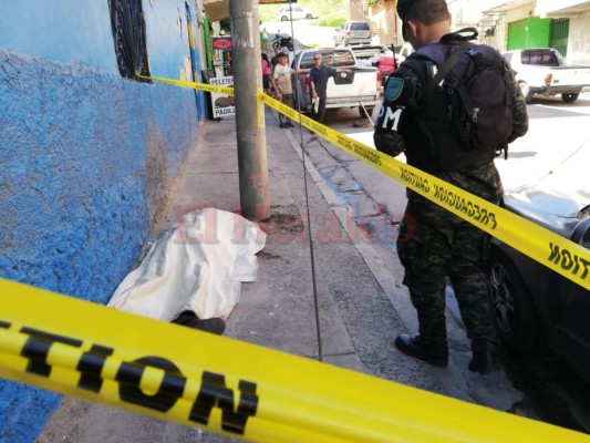 El cuerpo del hombre quedó sobre la misma acera donde pegó su cabeza. Foto: Estalin Irías/EL HERALDO.