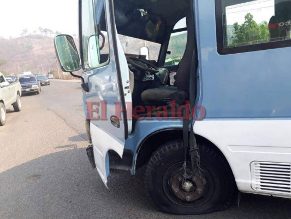Producto de los balazos, el neumático del lado izquierdo se desinfló. El automotor no pudo seguir circulando y quedó varado en medio del eje carretero que conduce hacia Olancho. Foto Alex Pérez/ EL HERALDO