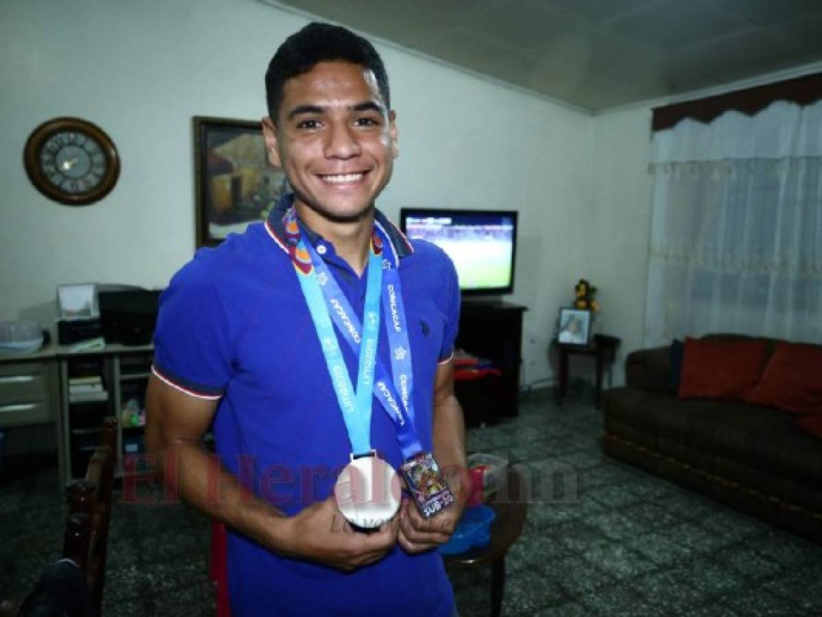 Carlos con la medalla de plata de los Juegos Olímpicos Panamericanos Perú 2019 y con la del cuarto lugar en el pre-olímpico 2018. Foto: Emilio Flores / EL HERALDO.