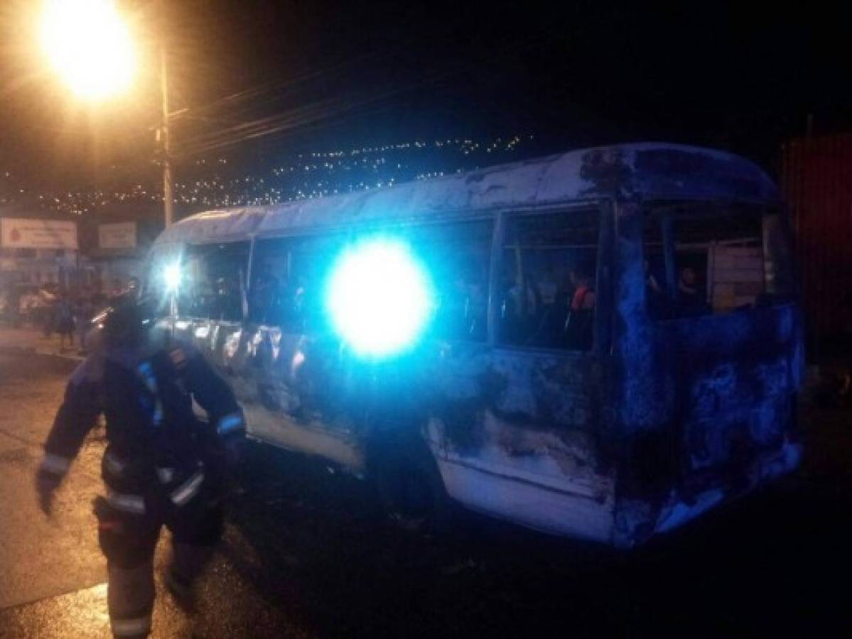 Incendian bus rapidito del Carrizal-La Sosa en Tegucigalpa