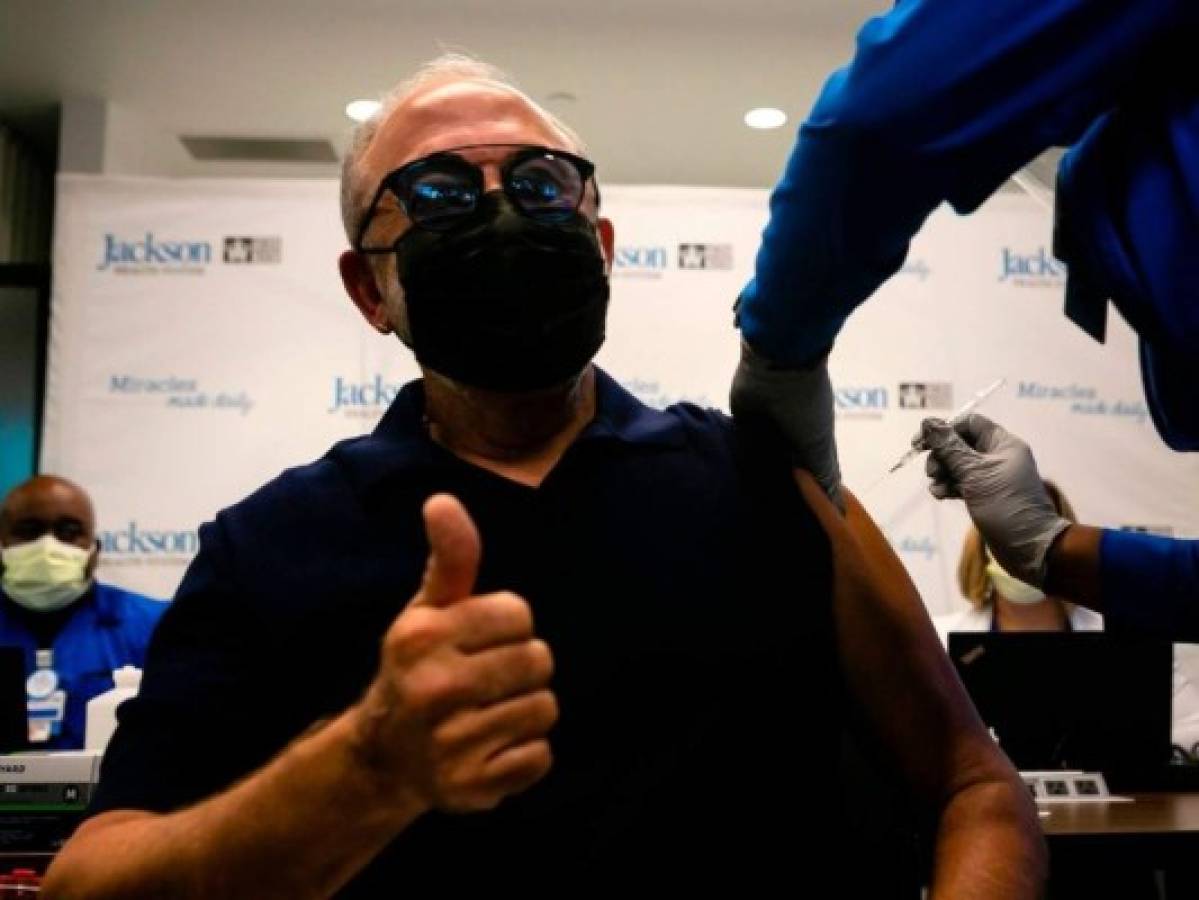 Emilio Estefan se vacuna en Miami en medio del frenesí por inmunizarse en Florida