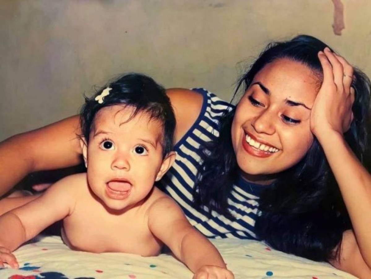 Cecilia Rossell junto a su mamá. FOTO: Facebook
