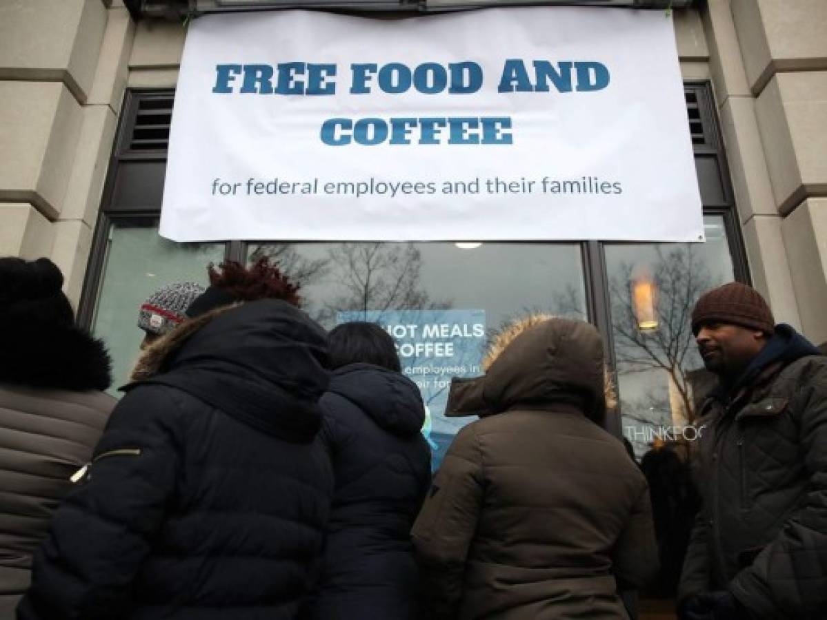 Cierre de gobierno por decisión de Trump obliga a personas a buscar almuerzo gratis