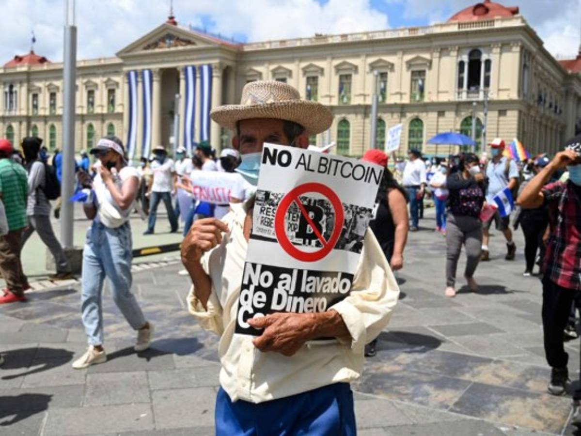 Salvadoreños protestan contra el presidente Bukele