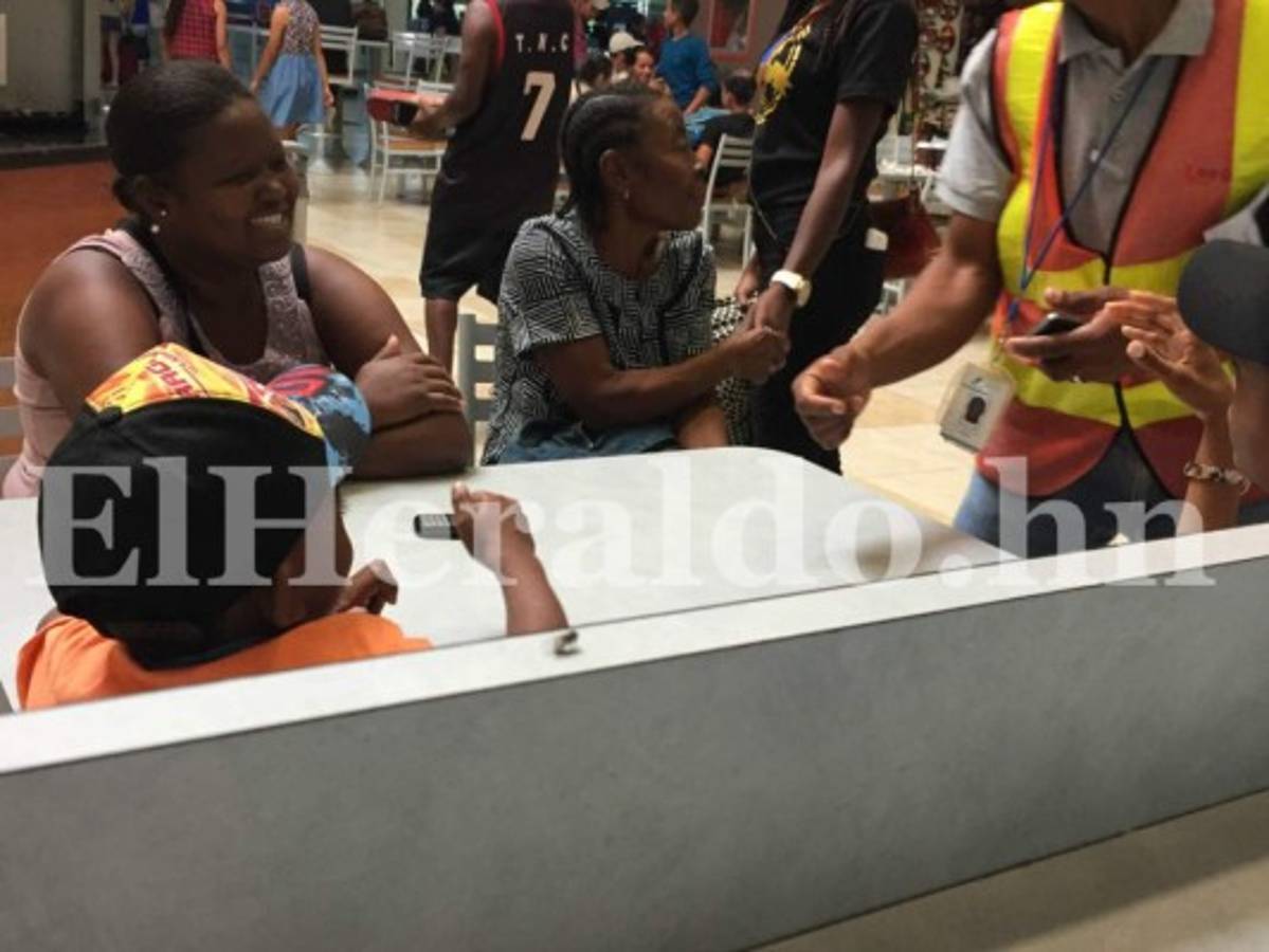 A las moscas tampoco parece molestarles la presencia de las personas en el área de comidas del aeropuerto Ramón Villeda Morales. Foto: EL HERALDO
