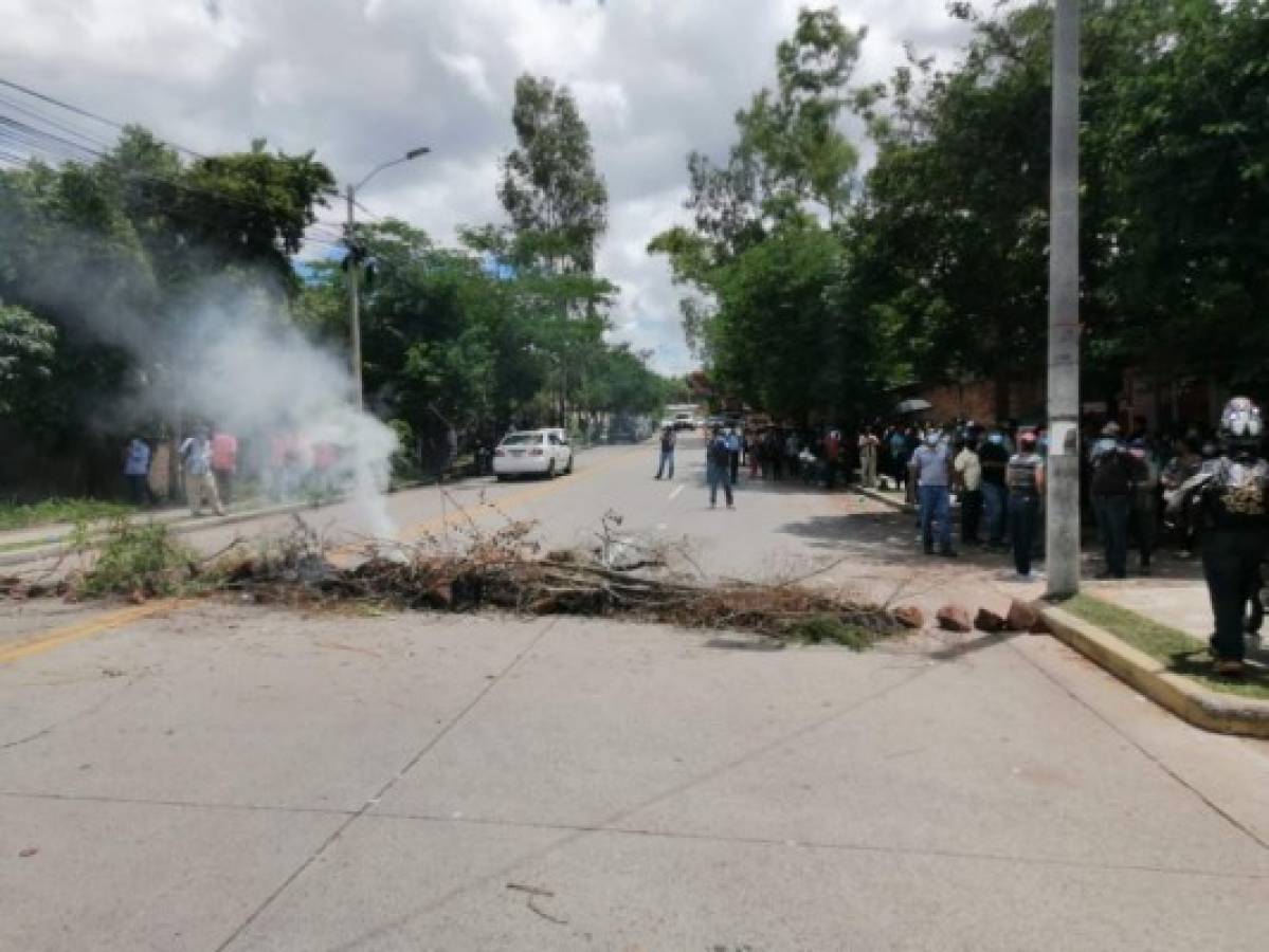 Capitalinos protestan frente a la Universidad Pedagógica por falta de vacunas