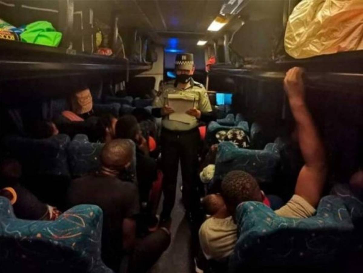 México: Traficantes roban autobús para trasladar migrantes, incluidos hondureños