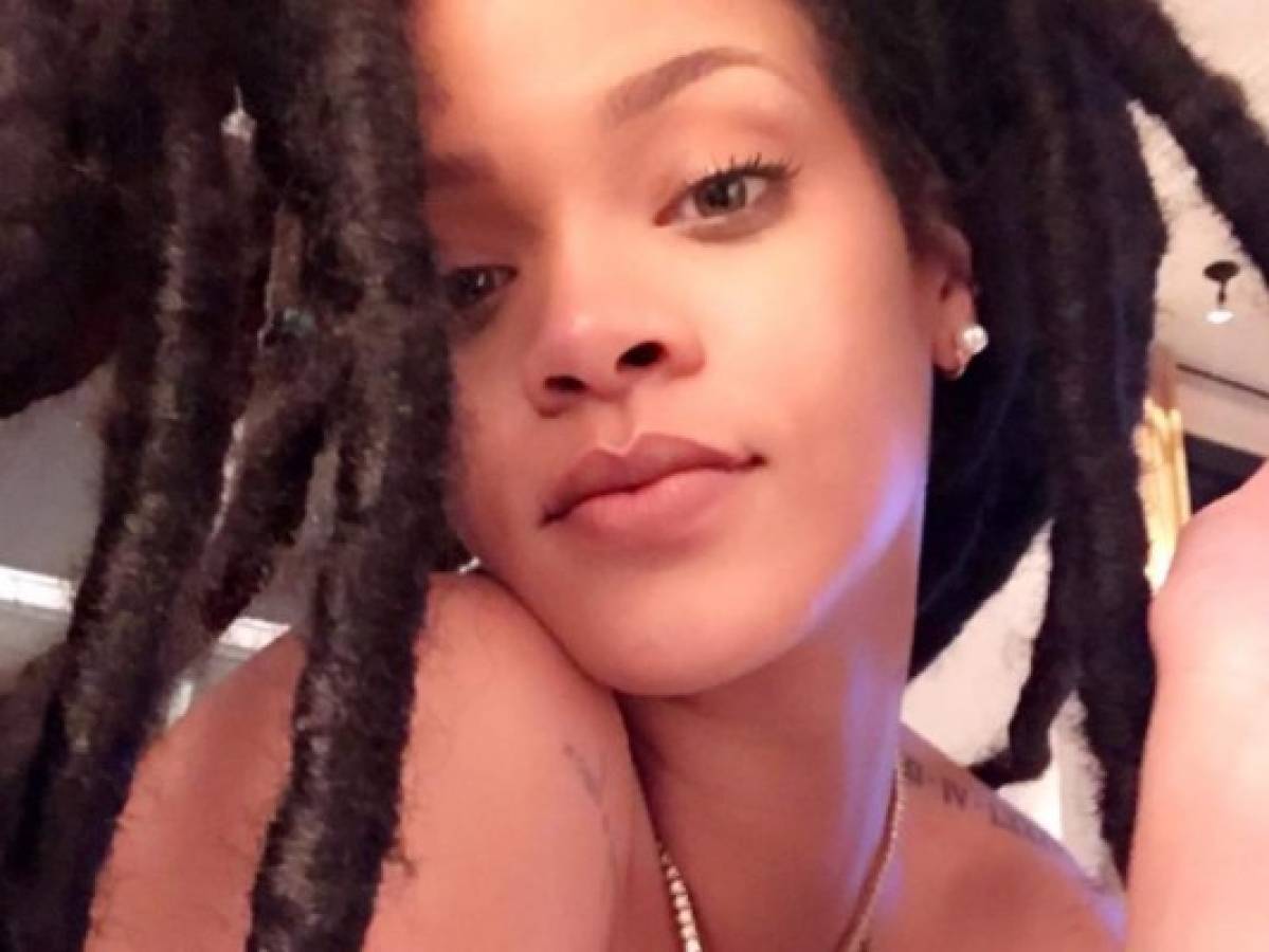 Rihanna es captada bebiendo alcohol de su lujosa ánfora durante los Grammy 2017
