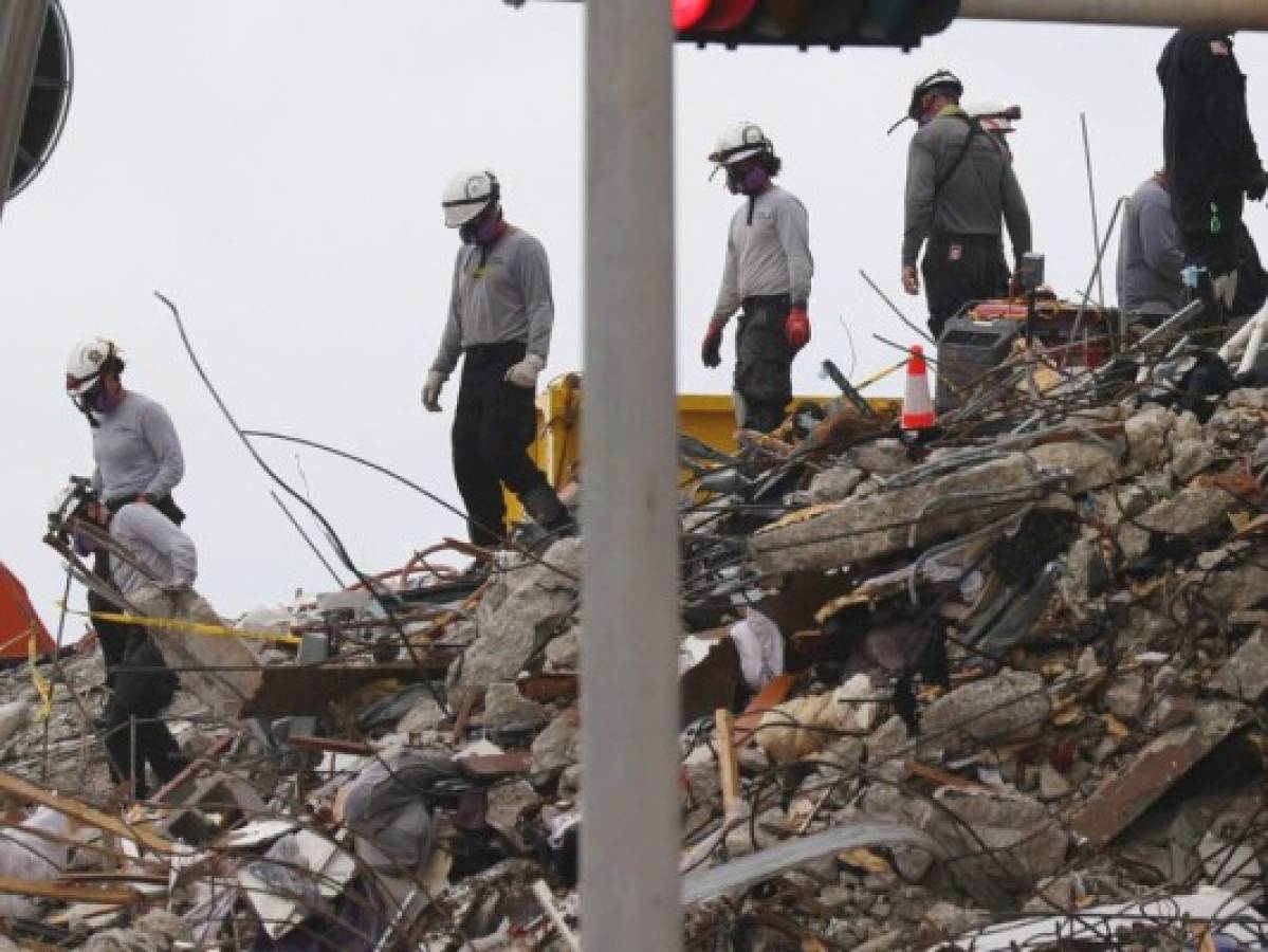 Hallan cuatro cuerpos más en escombros del derrumbe en Miami; suman 16 muertes