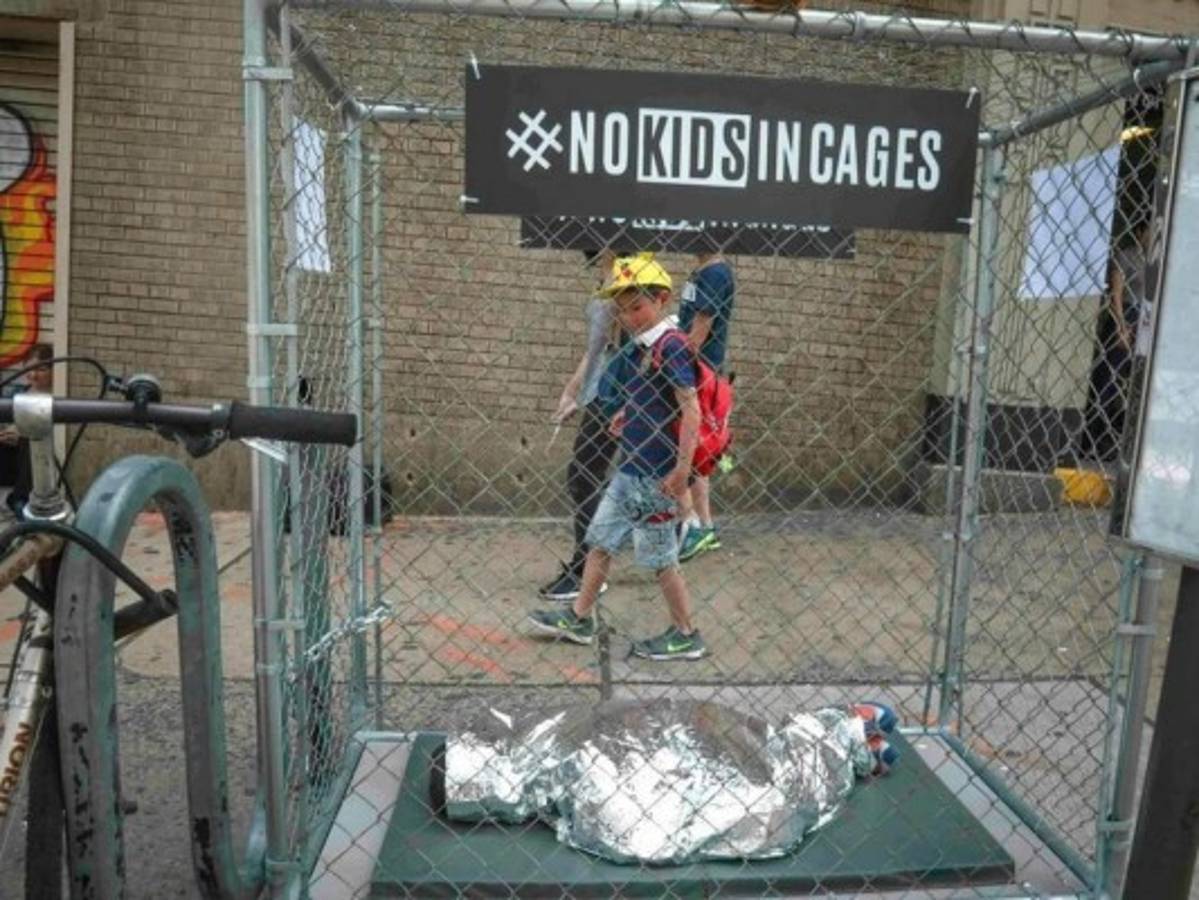 Con maniquíes en jaulas protestan por el trato de menores en centros de detención de EE UU