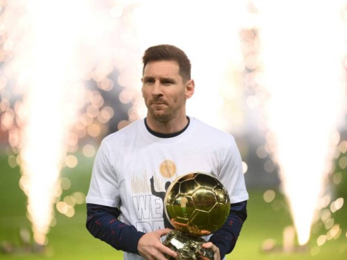 Messi presenta el Balón de Oro al público del Parque de los Príncipes