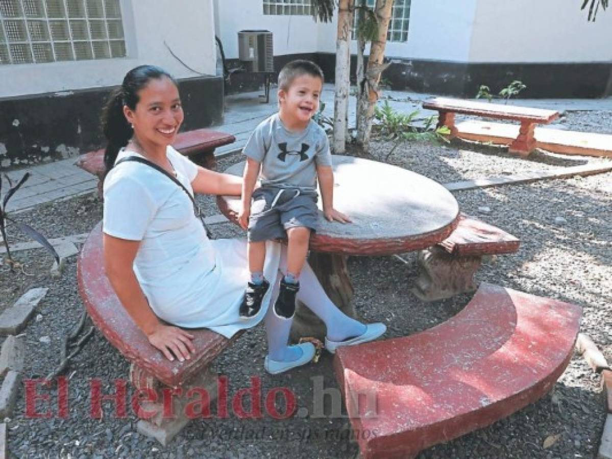 Kenia juega con su pequeño y sonriente Johan.