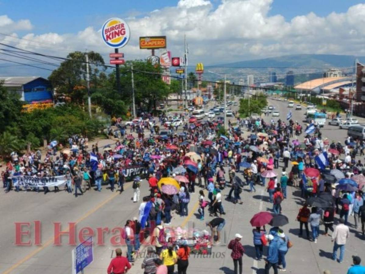 Estudiantes, médicos y docentes protagonizan otro día de marchas en la capital de Honduras  