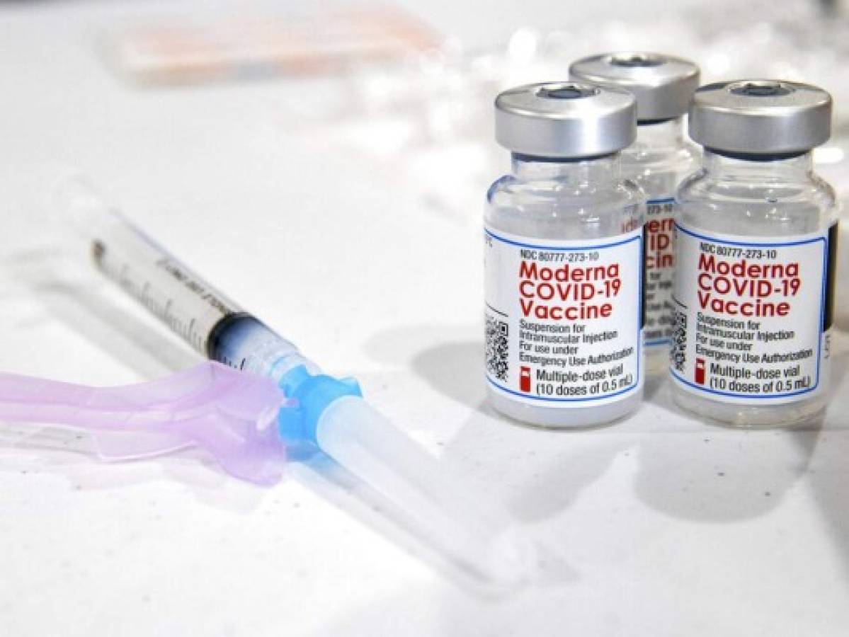 Piden no usar miles de vacunas tras reacciones en pacientes de California 