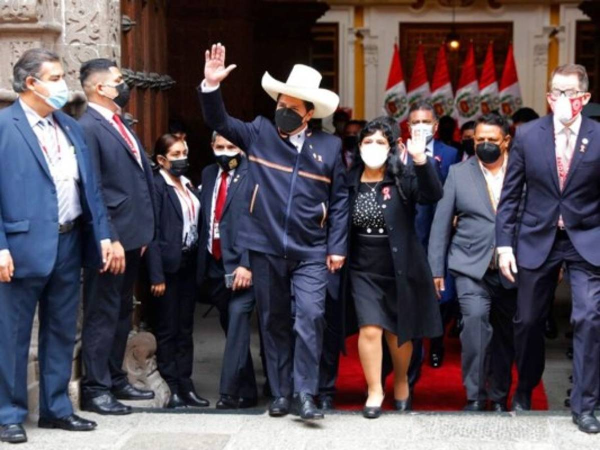 Pedro Castillo, profesor de origen campesino, jura como presidente de Perú