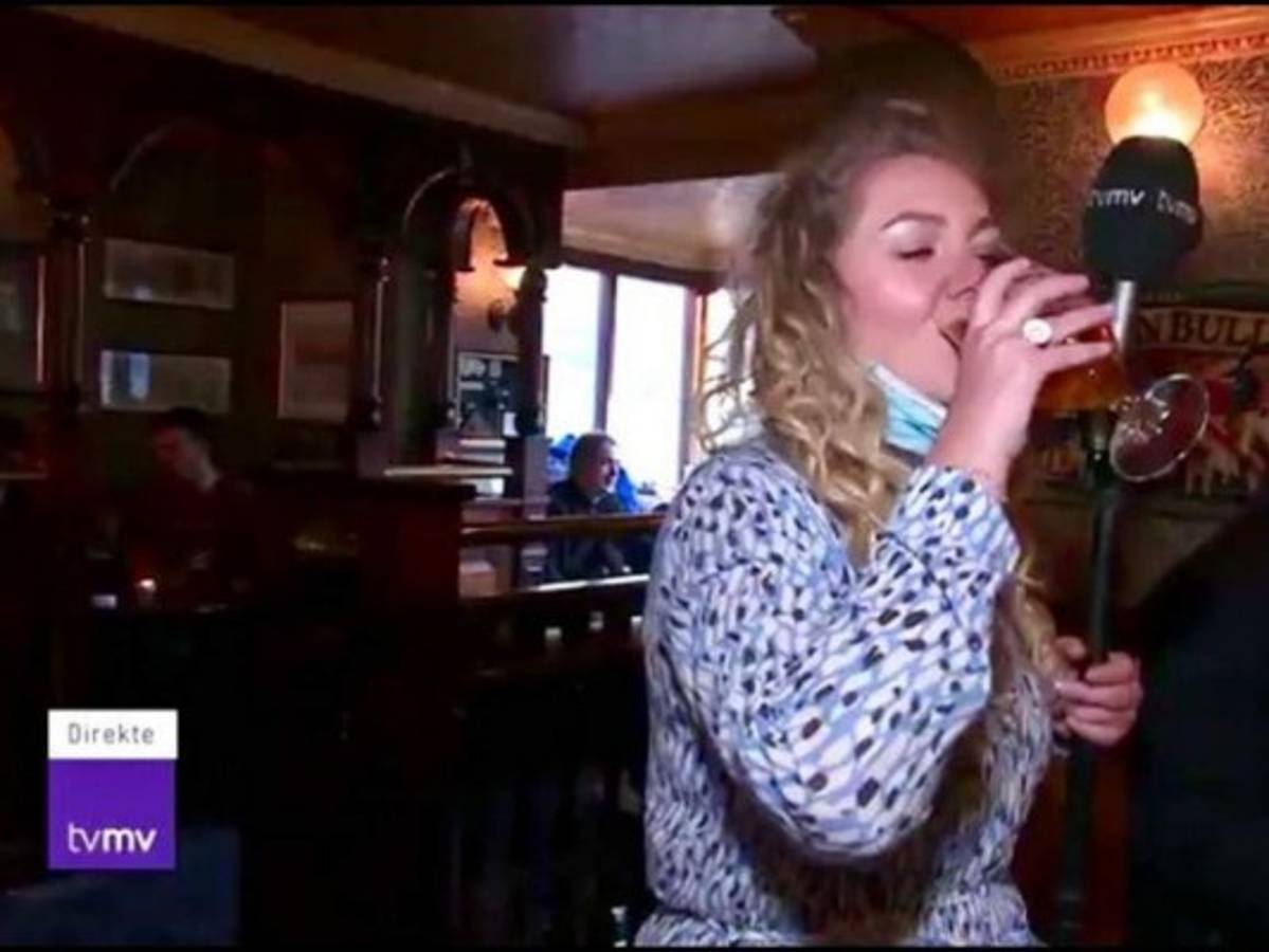 Periodista se entrega a fondo para cubrir reapertura de clubes de sexo