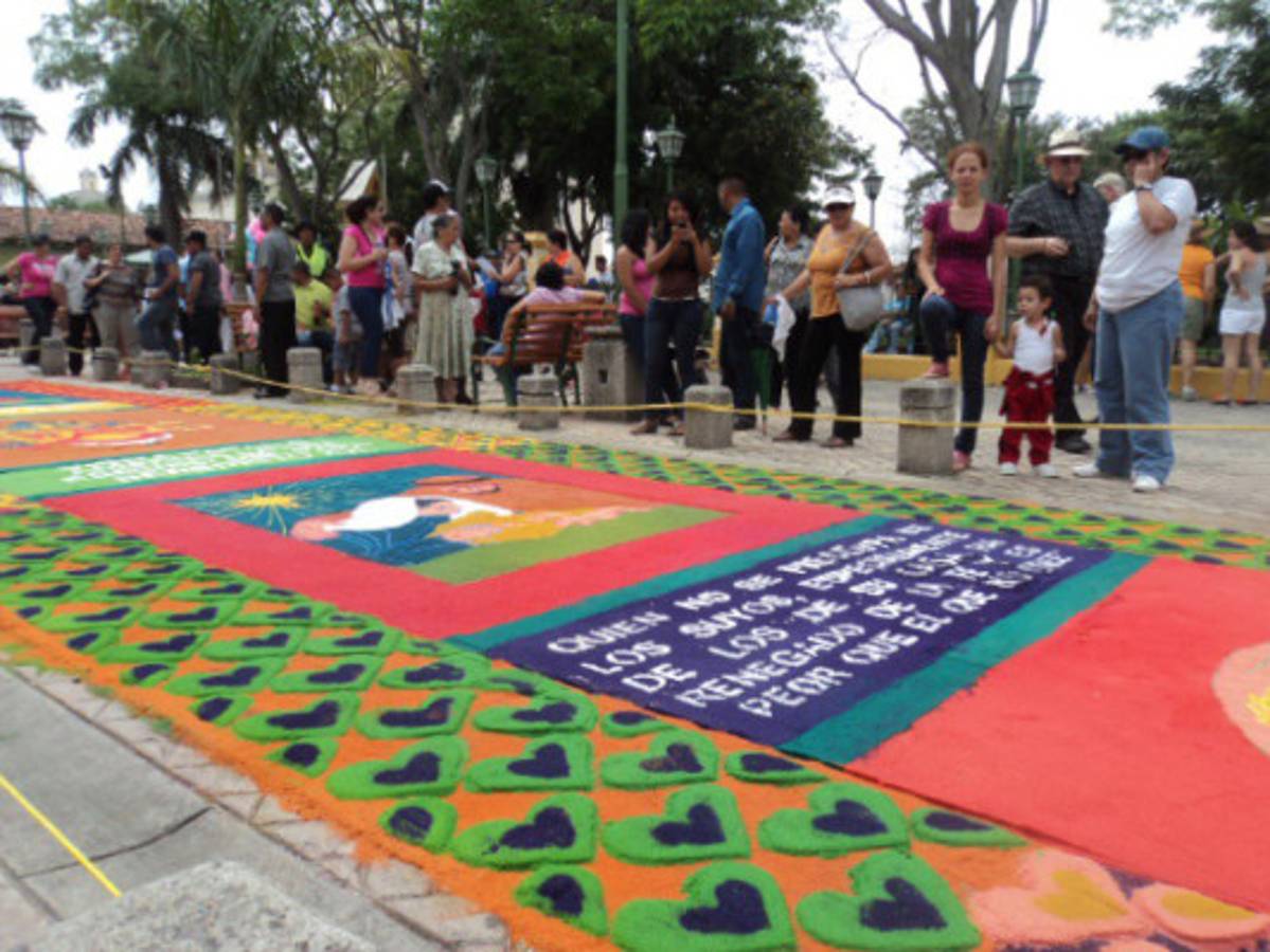 Comayagua vuelve a maravillar a propios y extraños con sus magníficas alfombras