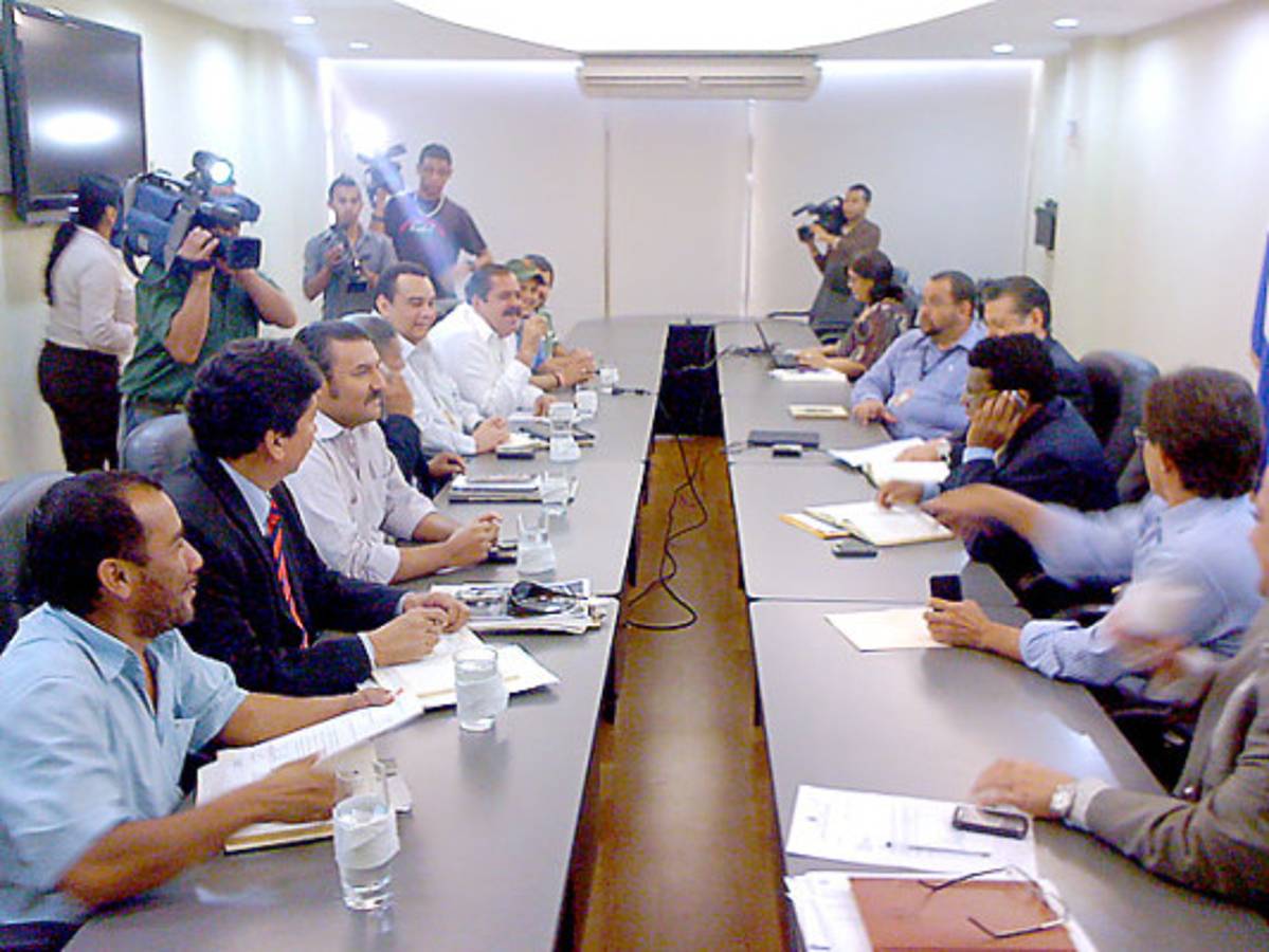 Libre defiende ante Tribunal Supremo Electoral candidatura única de Xiomara Castro