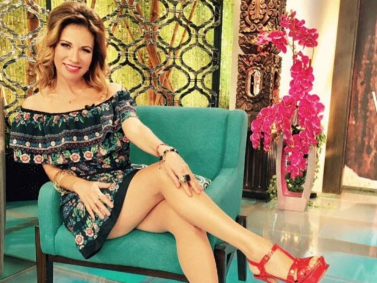 Ingrid Coronado presume mini cintura, pero se deforma el codo con presunto Photoshop