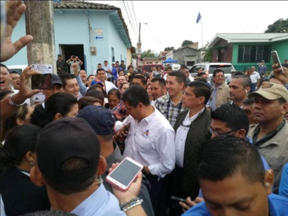 El presidente Juan Orlando Hernández ejerció el sufragio en Gracias, Lempira