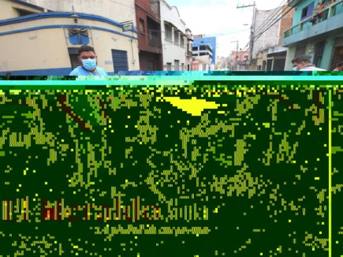 Informes preliminares indican que el conductor del pick-up verde hizo caso omiso a la luz roja del semáforo. Foto: Estalín Irías / EL HERALDO.