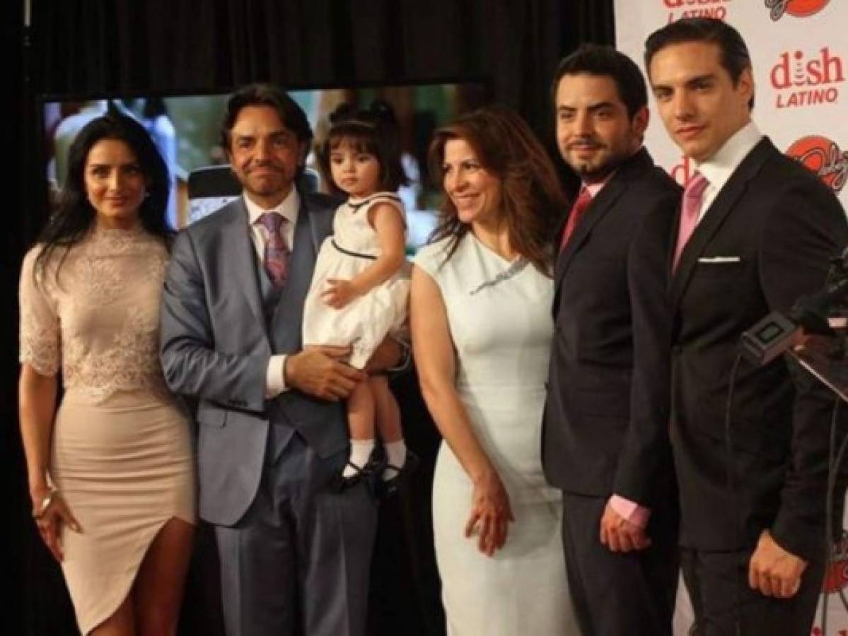 Eugenio Derbez junto a sus cuatro hijos y su esposa Alessandra Rosaldo. Foto: Instagram.