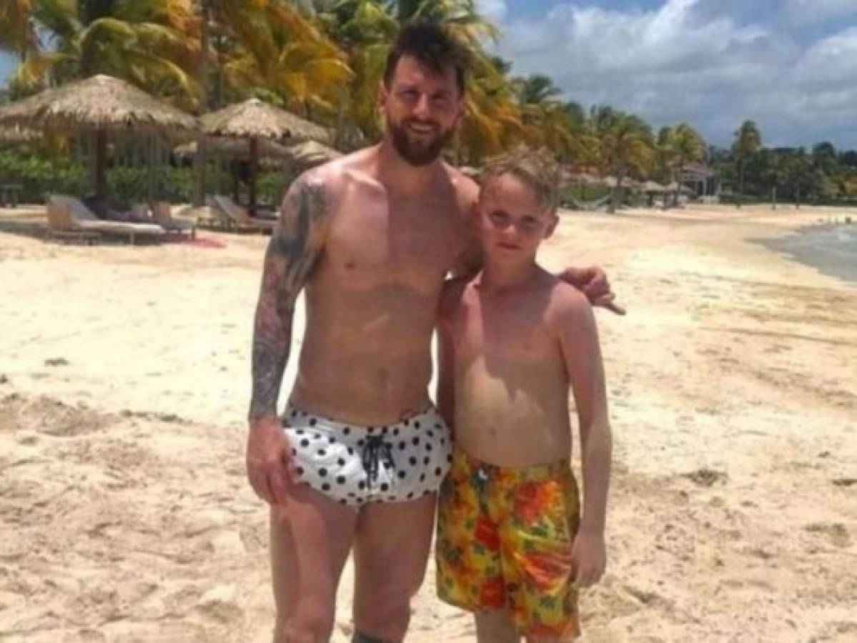 Lionel Messi jugó fútbol en la playa junto a su hijo y revolucionó todo el hotel