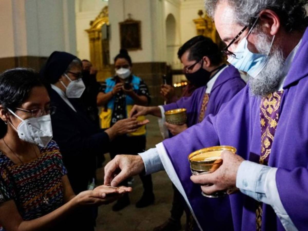 Con misa recuerdan a migrantes guatemaltecos víctimas del accidente en México