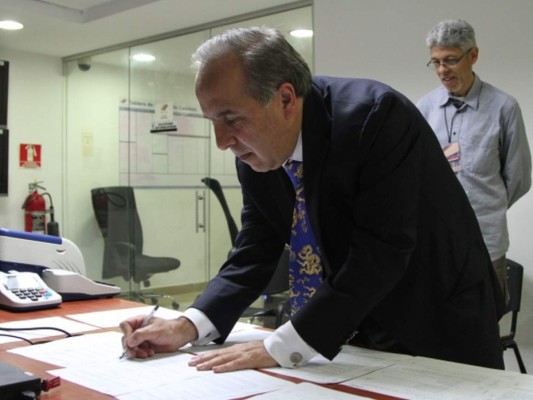 En un TJE no debe haber participación política, en un CNE sí