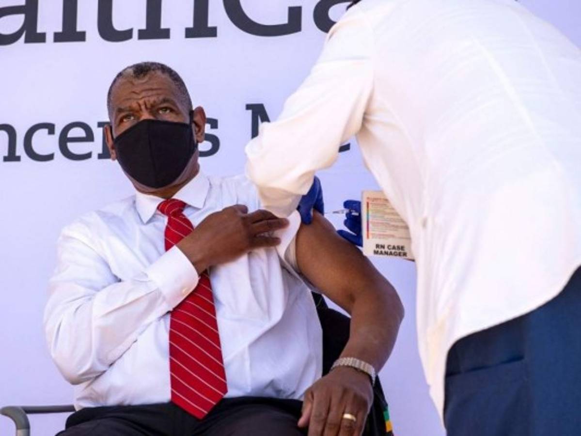 Anciano sorprende al conducir a alta velocidad porque iba tarde a vacunarse