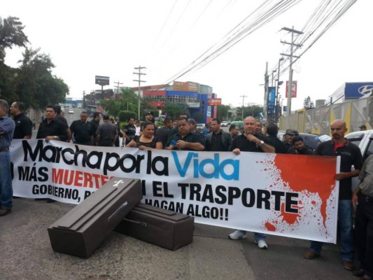 Transportistas paralizan buses y taxis en la capital de Honduras