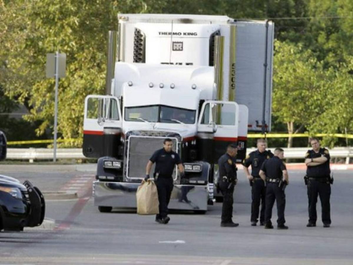 Rescatan a 136 migrantes, entre ellos 83 hondureños, hacinados en un camión en México