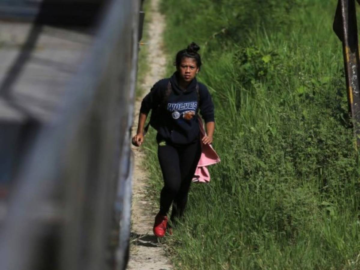 Migrante relata cómo fue la muerte de la hondureña que cayó de 'La Bestia' en Tabasco  