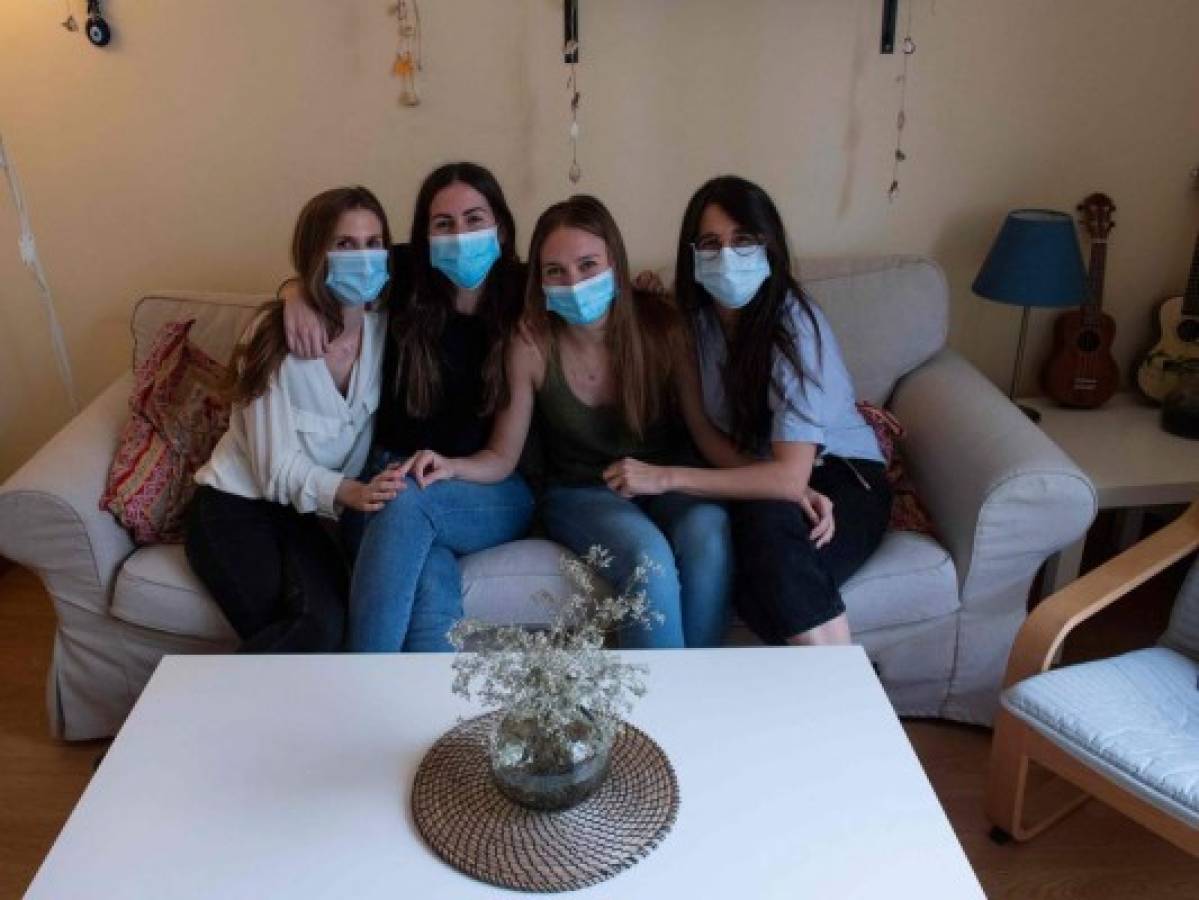 En un piso de Madrid, cuatro jóvenes médicas y la sombra del virus