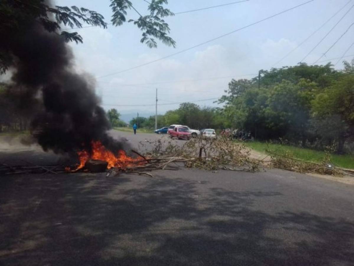 Maestros bloquean varias carreteras en la zona sur, centro y oriente de Honduras