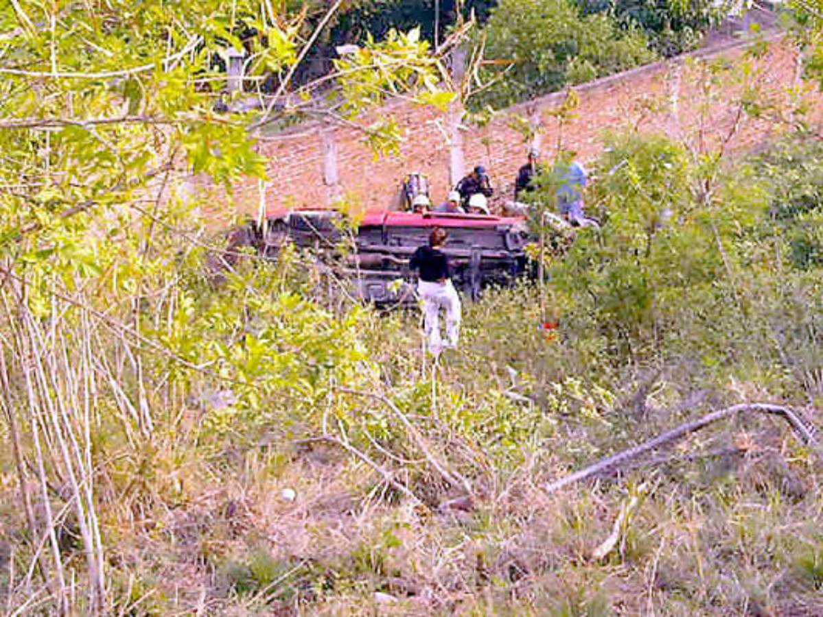 Termina en hondonada al perder el control de su vehículo