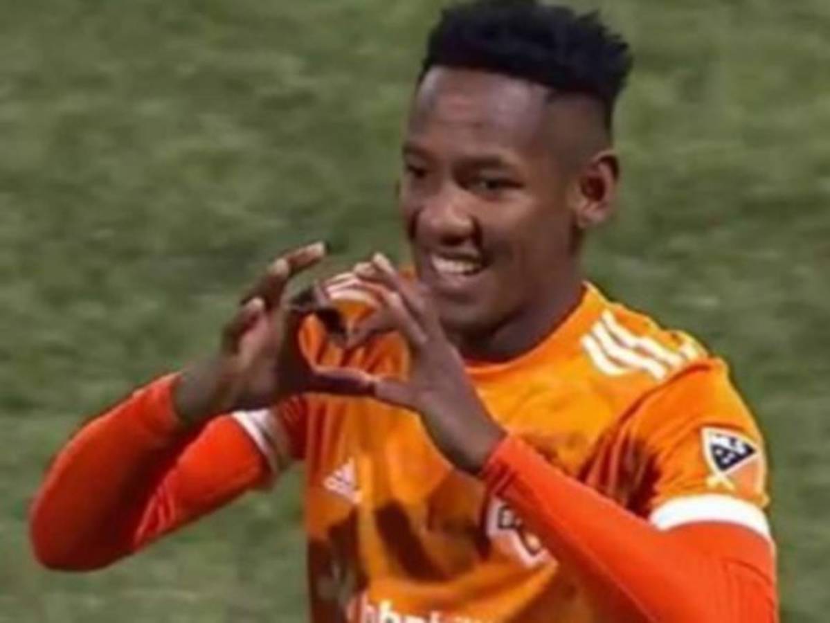 Romell Quioto celebra la permanencia del Vida en Primera División de la Liga Nacional