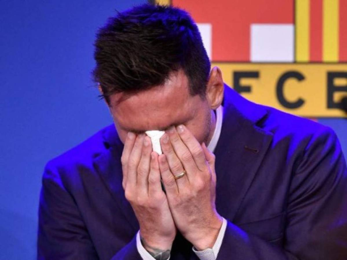 ¿Qué cuesta? Venden pañuelo con las lágrimas de Messi cuando se despidió de Barcelona  