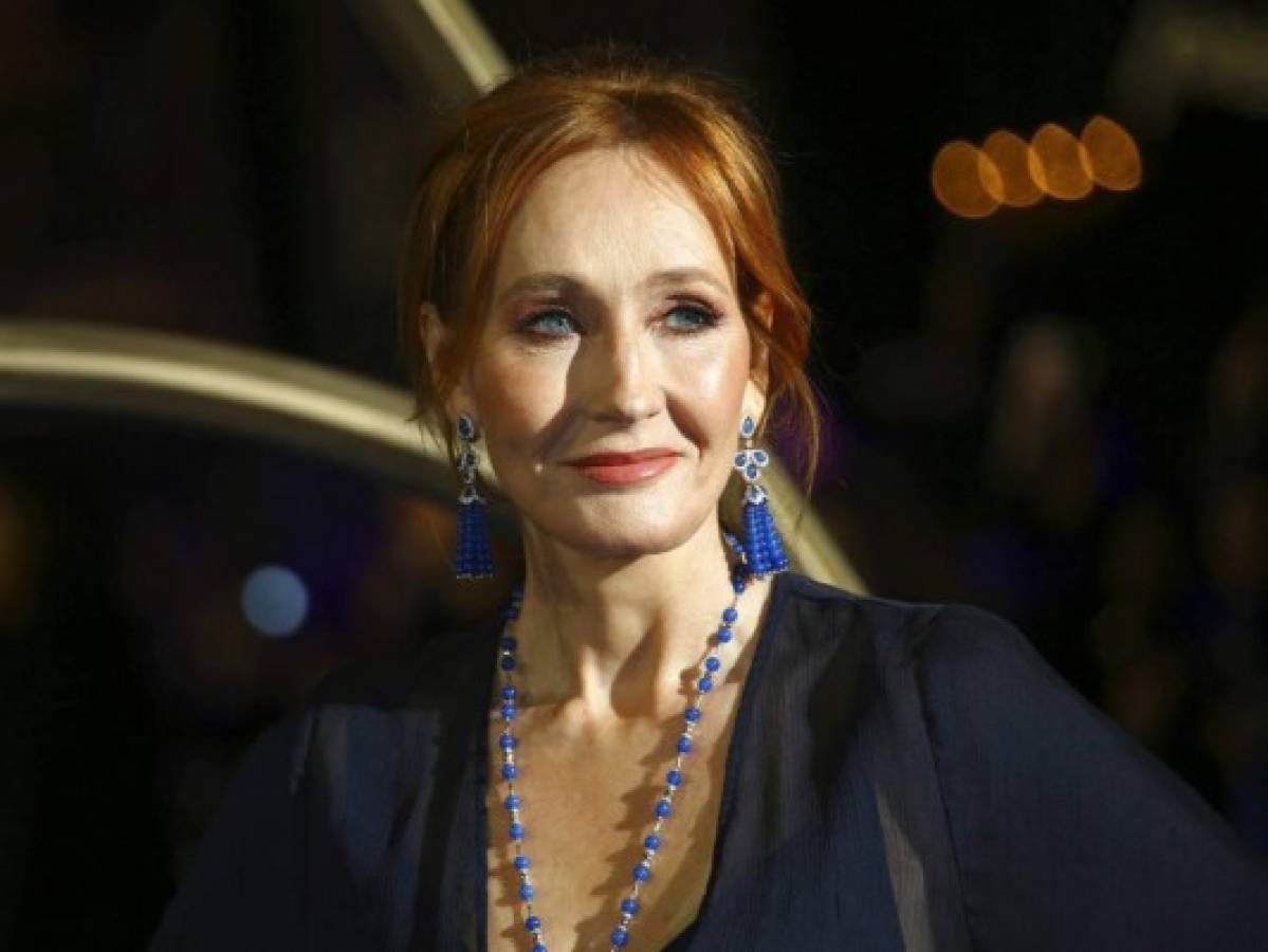 JK Rowling rechaza críticas por sus comentarios sobre trans