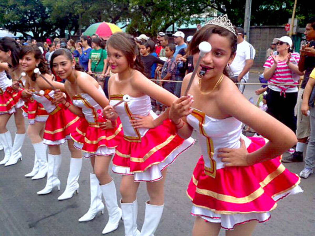 Derroche de civismo y belleza en desfiles patrios
