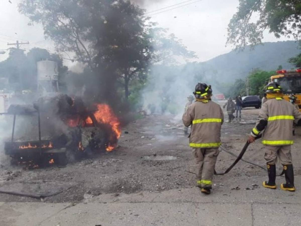 Vehículo cargado de cartón se incendia y termina calcinado en San Pedro Sula