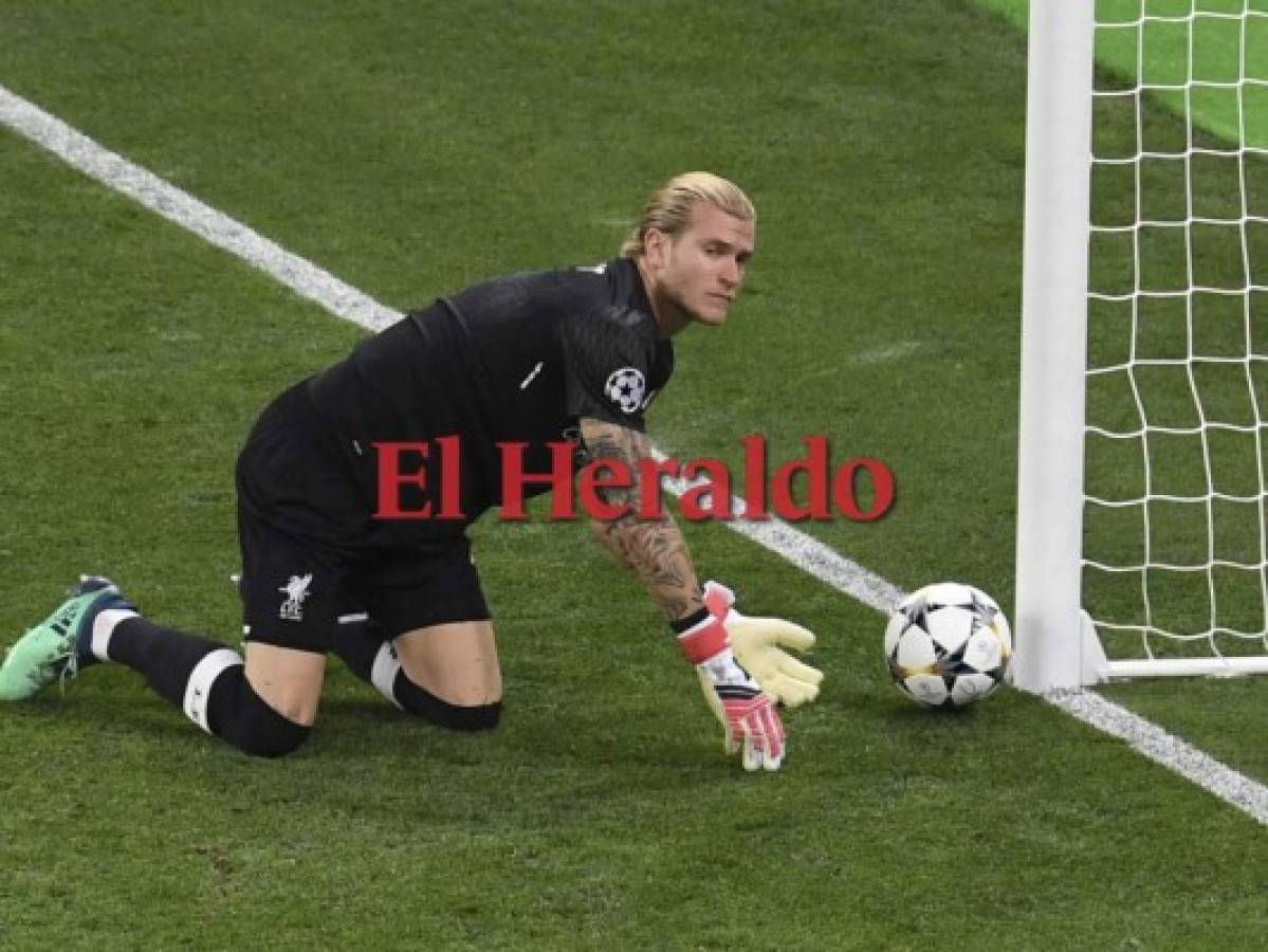 El portero alemán del Liverpool Loris Karius se arrodilla al lado del balón después de que el delantero gaélico del Real Madrid Gareth Bale marcó el 2-1 durante el partido final de la UEFA Champions League entre el Liverpool y el Real Madrid en el Estadio Olímpico de Kiev, Ucrania el 26 de mayo de 2018. / AFP / Sergei SUPINSKY.