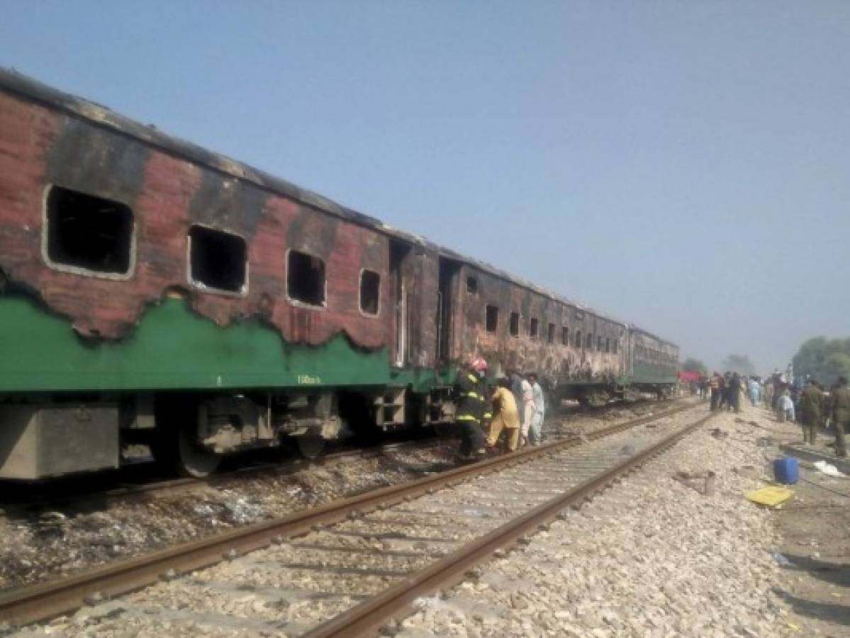 Mueren 71 personas en un incendio en un tren en Pakistán