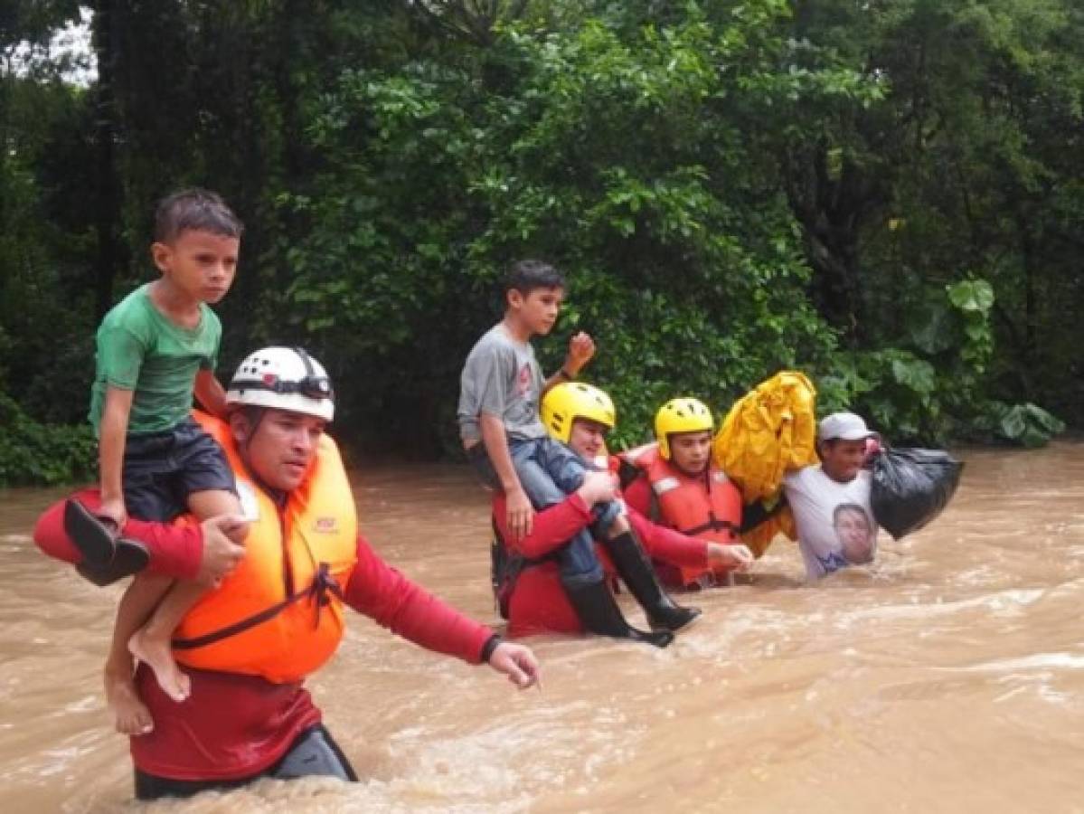 Rescatan a una familia tras desbordamiento del río Choluteca en Marcovia