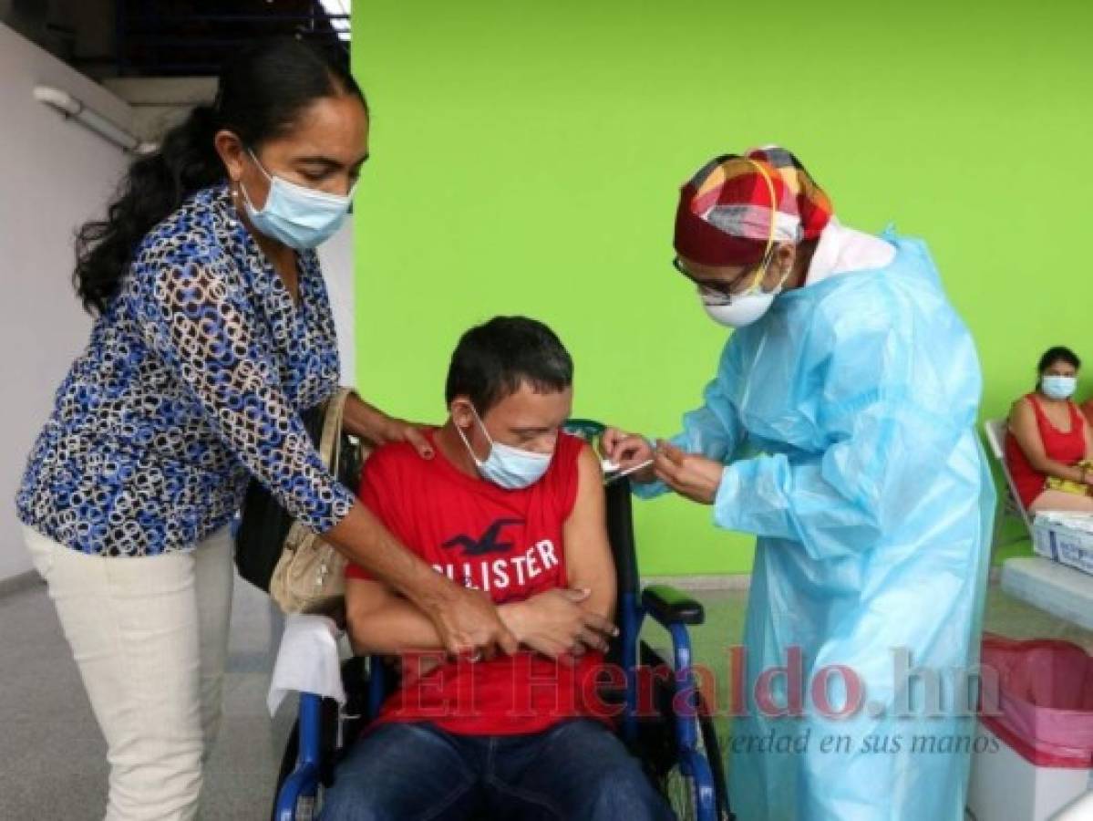 Diversos sectores hondureños comienzan a ser vacunados este jueves con Moderna