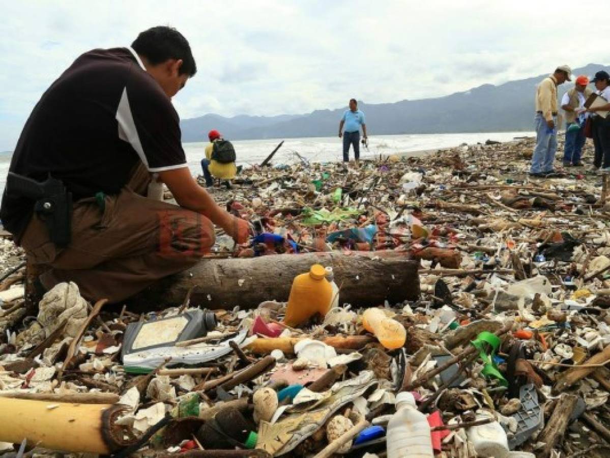 Continúa el ingreso de toneladas de basura desechos sólidos de Guatemala a mar Caribe hondureño