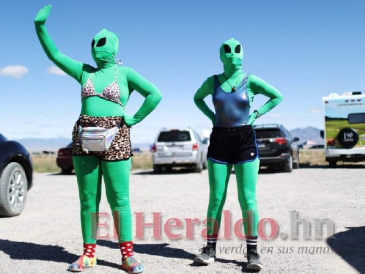 Fanáticos de los extraterrestres llegan disfrazados al 'Área 51'   